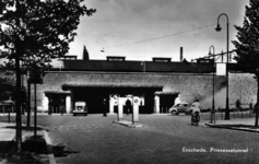 161505 Gezicht op de Prinsessetunnel onder het spoorwegemplacement te Enschede.