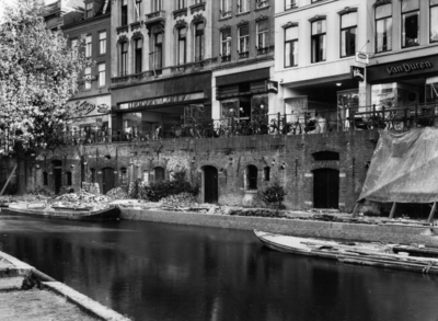 66961 Gezicht op de werfkelders aan de Oudegracht te Utrecht ter hoogte van de nummers 149-141.