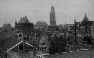 123937 Overzicht van een gedeelte van de binnenstad van Utrecht, uit het westen, met het Diaconie Oude Mannen- en ...