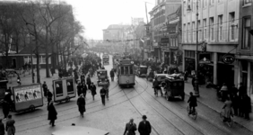 72896 Gezicht op de noordzijde van het Vredenburg te Utrecht, vanaf de Lange Viestraat.