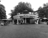 73027 Gezicht op de kiosk op het Vredenburg te Utrecht, uit het noorden, met de ingang van de ondergrondse parkeergarage.