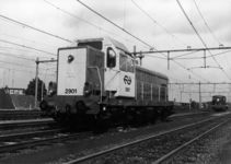 155398 Afbeelding van de diesel-electrische locomotief nr. 2901 (serie 2900) van de N.S. op het emplacement te Deventer.