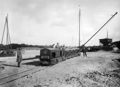 41661 Afbeelding van een smalspoordiesellocomotief met kippkarretjes die gebruikt worden bij de bouw van de Veemarkthal ...