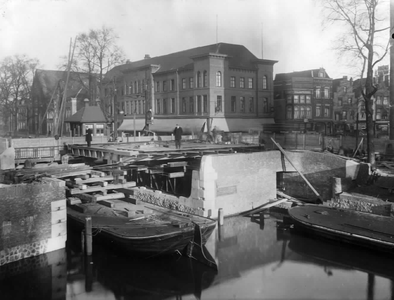40655 Gezicht op de werkzaamheden bij de verbreding van de Catharijnebrug over de Stadsbuitengracht te Utrecht; op de ...