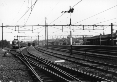 154851 Gezicht op het emplacement bij het N.S.-station Heerlen te Heerlen met op de achtergrond het stationsgebouw en ...
