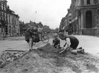 53608 Afbeelding van spelende kinderen op een zandhoop tijdens de werkzaamheden ten behoeve van de herinrichting van de ...