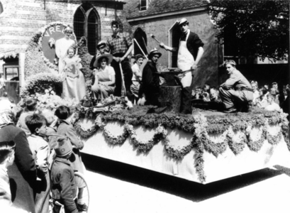 91048 Afbeelding van één van de wagens van de bevrijdingsoptocht 1965 op het Torenplein te Vleuten (gemeente Vleuten-De ...