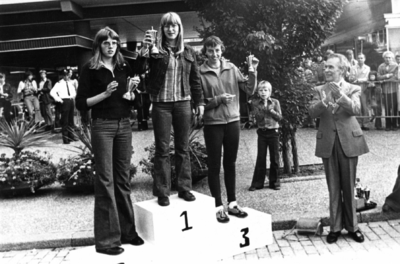 91137 Afbeelding van de huldiging van de winnaars van het jeugdonderdeel van de Oudenrijncross 1976 (hardloopwedstrijd) ...