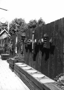 150212 Afbeelding van de bielsbouwsels bij de fietsenstalling van het N.S.-station Bussum Zuid te Bussum.