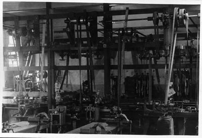 19879 Interieur van de fabriek van de N.V. Electro-apparatenfabrieken systeem Coq (Ridderschapstraat 6) te Utrecht.