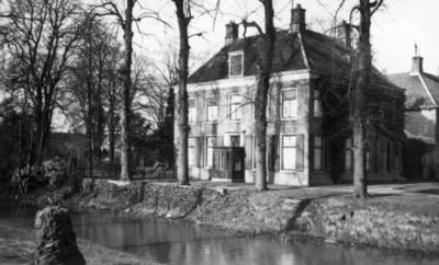 79840 Gezicht over de Kruisvaart en op het huis Raadwijk (Vondellaan) te Utrecht.N.B. Het huis Raadwijk is in oktober ...