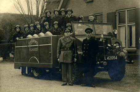 90544 Groepsportret van de leden van het korps van de vrijwillige brandweer van de gemeente Veldhuizen bij een tot ...