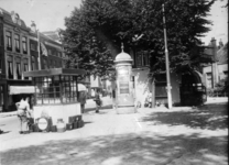 42116 Gezicht op het benzinestation aan het begin van de Amsterdamsestraatweg te Utrecht; op de achtergrond het café ...