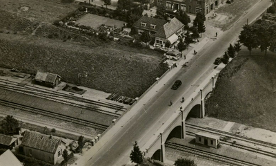 163056 Luchtfoto van het viaduct in de Grebbeweg over het emplacement van het N.S.-station Rhenen te Rhenen.