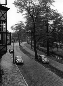 80354 Gezicht in de Koningslaan te Utrecht, vanaf de verdieping van een huis in de straat, uit het noorden; rechts een ...
