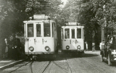 86036 Afbeelding van twee electrische trams van de N.B.M. op de Biltstraat te Utrecht.