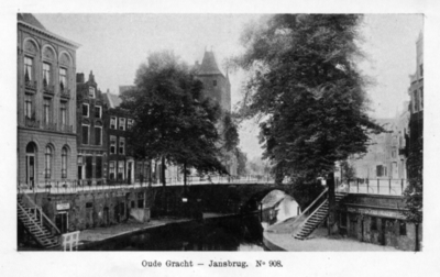 124095 Gezicht op de Oudegracht Weerdzijde te Utrecht met op de achtergrond de Jansbrug.