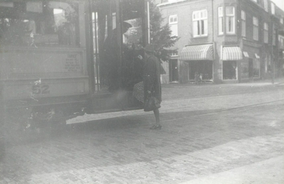 86133 Afbeelding van een instappende vrouw in een electrische tram van het G.E.T.U. (motorwagen nr. 52) op de hoek van ...