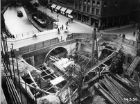 40801 Gezicht op de werkzaamheden ten behoeve van de verbreding van de Viebrug over de Oudegracht te Utrecht: maken van ...