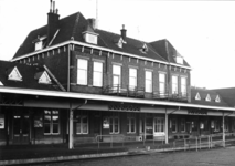 150676 Gezicht op de perronzijde van het N.S.-station Simpelveld te Simpelveld.