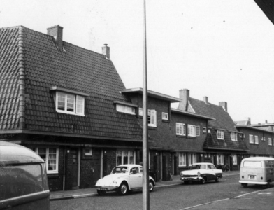 74920 Gezicht op de huizen Zijpestraat 21 (links) -lager te Utrecht.
