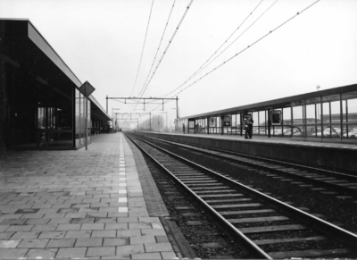 150236 Gezicht op perrons en sporen van het N.S.-station te Culemborg.