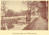 83746 Gezicht op de Willemsbrug over de Stadsbuitengracht te Utrecht, uit het noordwesten.