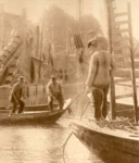 83792 Afbeelding van de duikploeg die werkzaamheden aan de fundering van de oude Tolsteegbrug over de Stadsbuitengracht ...