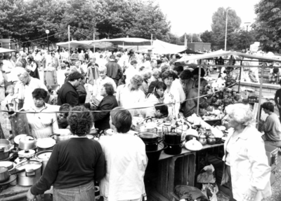 90913 Afbeelding van de jaarlijkse rommelmarkt op het Dorpsplein te Vleuten (gemeente Vleuten-De Meern), georganiseerd ...