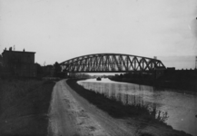 24522 Gezicht op de spoorbrug (DEMKA-brug) in de spoorlijn Amsterdam-Utrecht over het Merwedekanaal te Zuilen, uit het ...