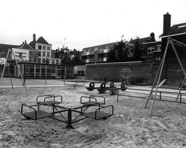 61730 Gezicht op de speeltuin, aangelegd op het binnenterrein van de voormalige garage Hartog (Lange Nieuwstraat 79) te ...