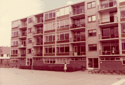 70782 Gezicht op een gedeelte van een flatgebouw aan de Stanleylaan te Utrecht.