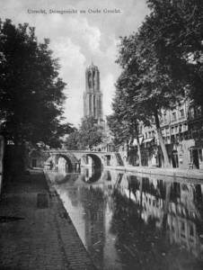 123810 Gezicht op de Oudegracht Tolsteegzijde te Utrecht met op de achtergrond de Gaardbrug en de Domtoren.