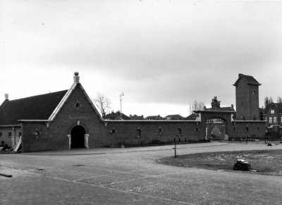 163816 Gezicht op de in aanbouw zijnde nieuwe vleugel van het N.S.-station Roosendaal te Roosendaal, met links de ...