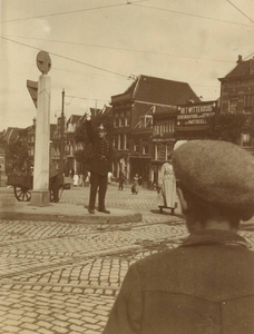 123155 Afbeelding van een verkeersagent op de Smakkelaarsbrug bij het Leidseveer te Utrecht. Op de achtergrond de ...