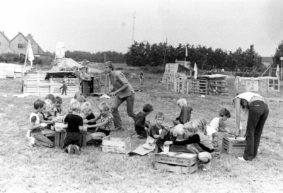 91942 Afbeelding van de bouw van een huttendorp op het bouwterrein Nyevelt te De Meern (gemeente Vleuten-De Meern) ...