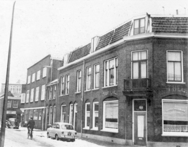 69314 Gezicht op de huizen Laurens Reaalstraat 13 (rechts)-hoger te Utrecht met rechts de hoek met de Van den Boschstraat.