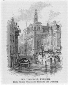 37848 Gezicht op de voorgevel van het stadhuis aan de Stadhuisbrug en de zijgevel aan het Oudkerkhof te Utrecht uit het ...