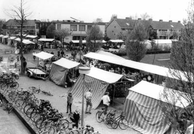 90801 Gezicht op de vrijmarkt aan de Oranjelaan te De Meern (gemeente Vleuten-De Meern), tijdens de viering van ...