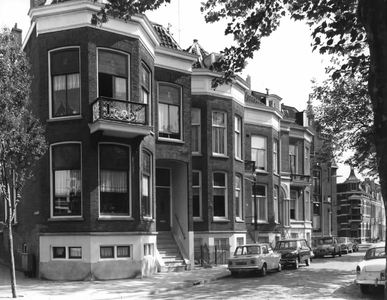 58372 Gezicht op de voorgevels van de huizen Wolter Heukelslaan 69-lager te Utrecht, vanaf de hoek van de Oudwijkerlaan ...