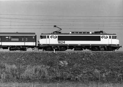 151582 Afbeelding van de electrische locomotief nr. 1624 (serie 1600) van de N.S. bij Culemborg.