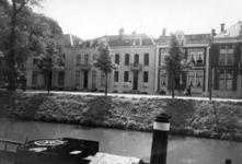 41974 Gezicht op voorgevels van de huizen Catharijnesingel 39-42 (links) te Utrecht; links de hoek met de Westerstraat; ...
