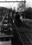 160521 Afbeelding van een goederentrein getrokken door twee stoomlocomotieven uit de serie 3700/3800 van de N.S., ...