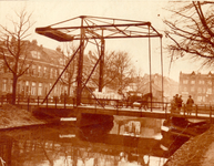 83444 Gezicht op de noodbrug naast de Noorderbrug over de Stadsbuitengracht te Utrecht, uit het westen; op de ...