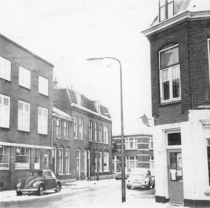69315 Gezicht in de Laurens Reaalstraat te Utrecht met links de huizen nrs. 23-13, rechts het huisnr. 52 op de hoek met ...