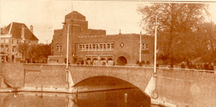 83797 Gezicht op de Tolsteegbrug over de Stadsbuitengracht te Utrecht; op de achtergrond het Politiebureau Tolsteeg ...