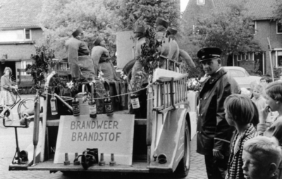 90549 Afbeelding van het afscheid van de oude spuitwagen van de vrijwillige brandweer te De Meern (gemeente Vleuten-De ...