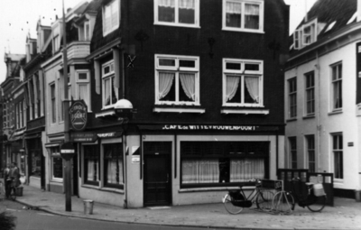 76894 Gezicht op de voor- en zijgevel van het Café Wittevrouwenpoort (Lange Jufferstraat 29-31) te Utrecht, vanuit het ...