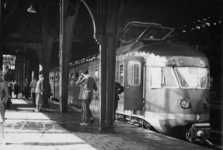 164634 Afbeelding van een electrisch treinstel mat. 1946 van de N.S. langs het 3e perron van het N.S.-station Utrecht ...