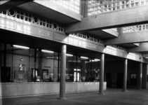 152433 Interieur van het N.S.-station Enschede te Enschede: hal met loketten.